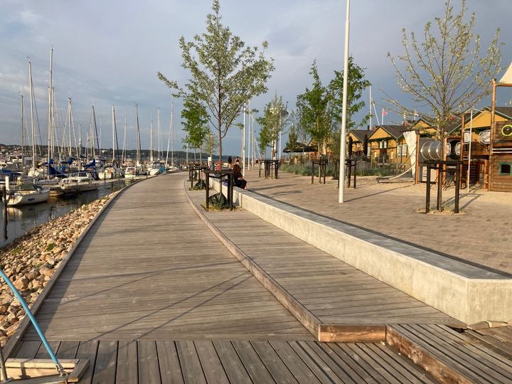Promenade, højvandssikring og pumpe-sluse ved Marina Syd