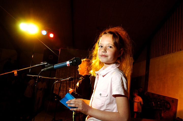 Børn indtager scenen ved MGP talentkonkurrence på Dollerupgård Fritidscenter i Lunderskov. 2005.