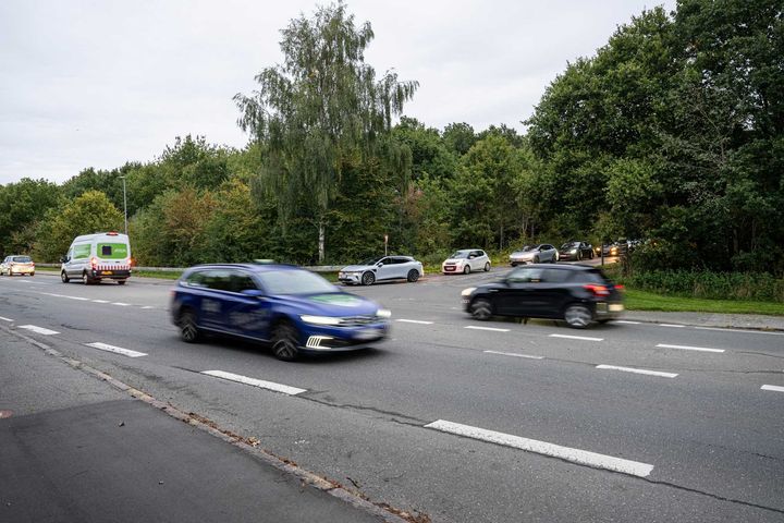 T-kryds ved Nlåbærvej med mange biler