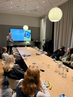 Workshop om rollen som influent v. psykolig Mathias Center for Digital Pædagogiks Mathias Nimgaard fra Center for Digital Pædagogik. Klæder influenterne på til at kunne navigere i digitale arenaer og skabe et fælles sprog for udfordringerne og mulighederne