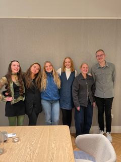 Fra højre: Anna Brynald, Mai Jin Jespersen, Agnes Marie Frey, Cornelia Kruse, Emma Thomsen, Mathias Nimgaard (psykolog, Center for Digital Pædagik)