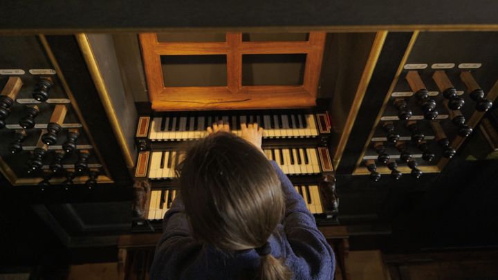 Organisten spiller på orglet i Roskilde Domkirke