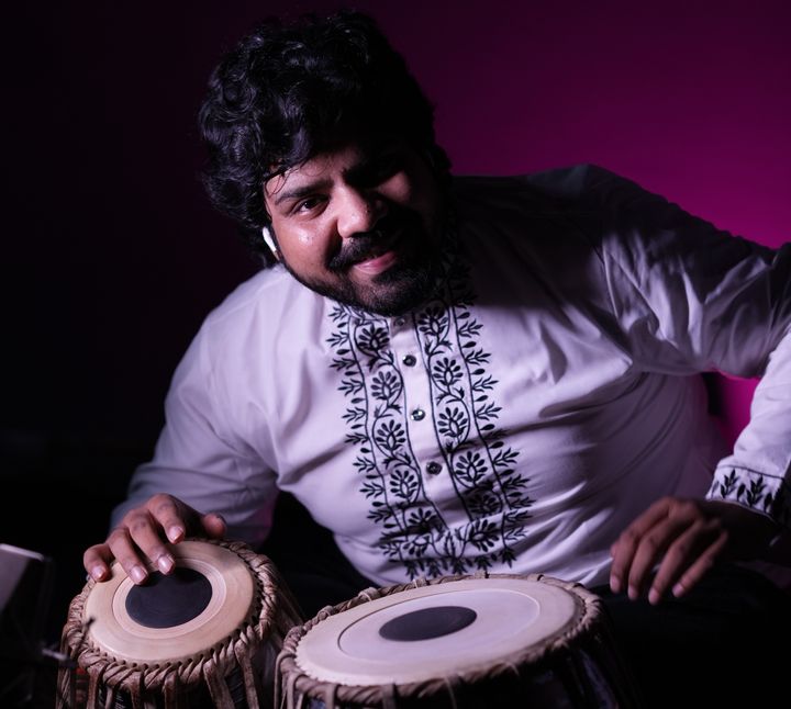 Den indiske tabla-spiller Zuheb Ahmed Khan medvirker i koncertern Indian Skies i Den Sorte Diamant.