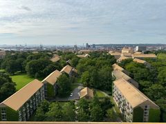Vue over Universitetsparken i Aarhus, hvor man kan se universitetets gule tage og i horisonten Aarhus havn.