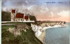 Postkort af Højerup Kirke ved klippen Stevns Klint med udsigt over havet.