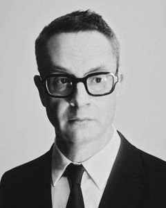 Sort/hvid portræt af Nicolas Winding Refn