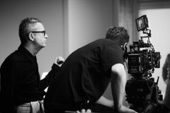 Sort/hvid foto af Nicolas Winding Refn på filmset
