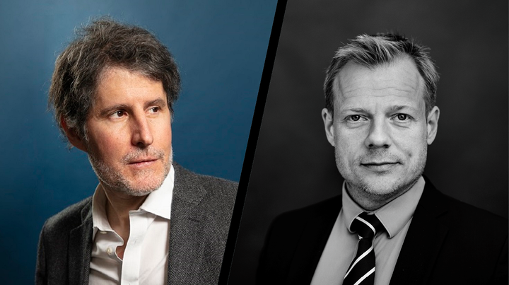 Delt billede med to portrætter af mænd: til venstre en mand med krøllet hår i blazer og hvid skjorte mod blå baggrund, til højre en mand i jakkesæt med slips i sort/hvid mod mørk baggrund.