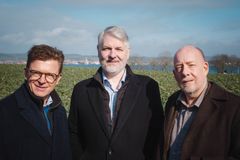 Stifterne af den danske AI-virksomhed People's Doctor Aps som hjælper læger og klinikere med at skrive journal hurtigere og mere præcist, Carl J. Brandt (tv) og Lars Kensmark (th), sammen med virksomhedens nye CEO Michael Hein (mf). Foto: Lars Skaaning