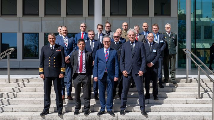 Store smil hos NATOs Kommunikations- og Informationsagentur i Haag onsdag, hvor repræsentanter fra Systematic, NCI Agency, Allied Command Operations (ACO), Allied Command Transformation (ACT) og den danske militære repræsentation i NATO.