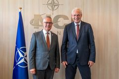 Ludwig Decamps, direktør for NCI Agency, og Michael Holm, Systematics grundlægger, på NATOs hovedkontor i Bruxelles.