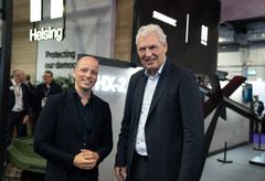 Gundbert Scherf, Co-CEO og medstifter af Helsing (tv) med stifter og bestyrelsesformand i Systematic A/S Michael Holm ved forsvarsmessen DSEI i London 2025.