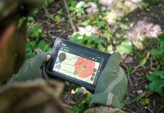 Soldat bruger SitaWare Edge i en skov