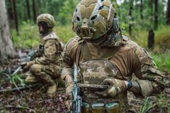 Soldat bruger SitaWare Edge i en skov