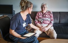 Sygeplejerske med en borger