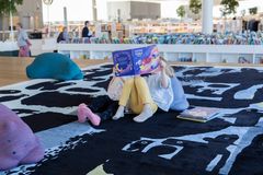 Læsende børn på Oodi Biblioteket i Helsinki
