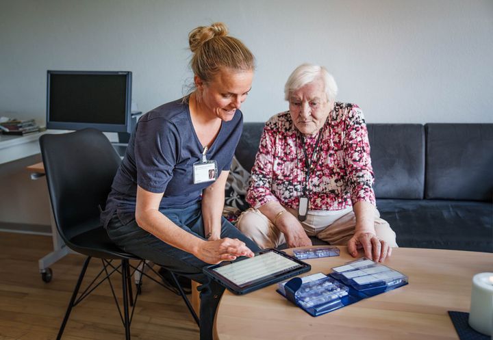 Sygeplejerske med ældre borger
