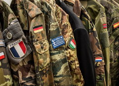 Uniformsjakker fra flere lande på række