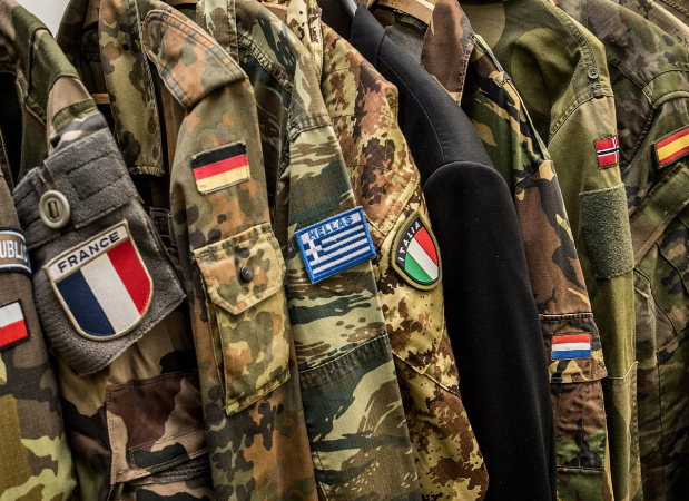 Uniformsjakker fra flere lande på række