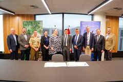 Repræsentanter fra det australske forsvarsministerium og Systematic ved underskrivelsen af kontrakten om første del af hærens nye battle management-system under LAND 4140.