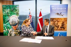 Erin Stonestreet, Assistant Secretary, Land Command, Control, Communications and Computer Systems (LC4S), Australian Department of Defence, og Andrew Graham, Group Senior Vice President, Systematic Defence, ved underskrivelsen af kontrakten om første del af hærens nye battle management-system under LAND 4140.