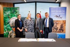 Fra venstre: Tarryn Colquhoun, Project Director, LC4 Land Battlespace Awareness and Management SPO, Australian Department of Defence, Erin Stonestreet, Assistant Secretary, Land Command, Control, Communications and Computer Systems (LC4S), Australian Department of Defence, Andrew Graham, Group Senior Vice President, Systematic Defence, og Mark Gainsford, Vice President for Business Development, Systematic Australia, ved underskrivelsen af kontrakten om første del af hærens nye battle management-system under LAND 4140.