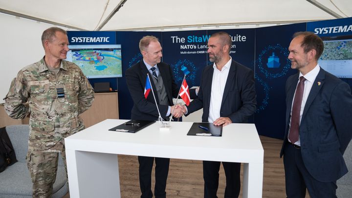 Systematic og Thales annoncerer deres partnerskab på DALO Industry Days 2026. Fra venstre til højre: Generalløjtnant og direktør for FMI Per Pugholm Olsen, CEO for Thales Danmark Martin Søegaard, CEO for Systematic Nikolaj Bramsen og forsvarsminister Jeppe Bruss.