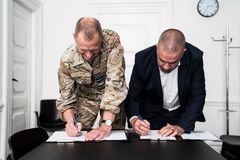 CEO for Systematic, Nikolaj Bramsen, og chef for FMI, generalløjtnant Per Pugholm Olsen underskriver kontrakt.