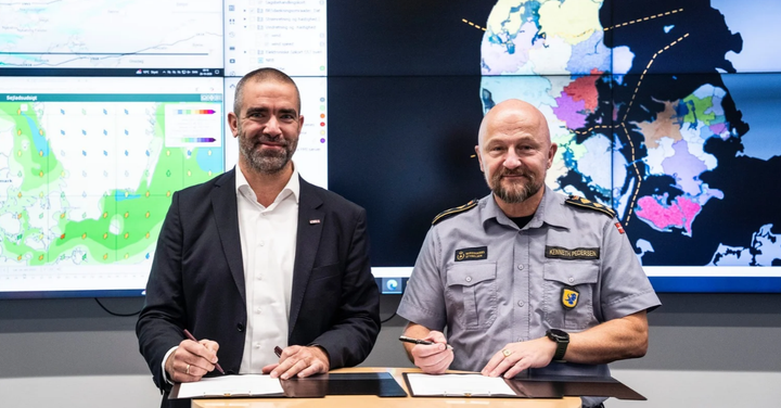 Systematics CEO Nikolaj Bramsen og Beredskabsstyrelsens direktør Kenneth Pedersen underskriver kontrakt.