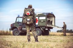 Tysk paramediciner foran militær ambulance
