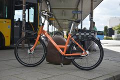 Donkey Republic, orange delecykel på Randers Busterminal