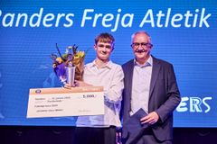René Skjøde Andersen, formand for SIKR, overrækker Talentprisen til Jonathan Sass Møller fra Randers Freja Atletik og Motion.