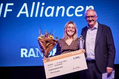 René Skjøde Andersen, formand for SIKR, overrækker Ungdomspokalen til Trine Johansen fra IF Alliancen