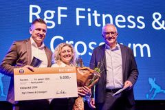 René Skjøde Andersen, formand for SIKR, overrækker Klubpokalen til RgF Fitness & Crossgym