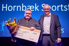 René Skjøde Andersen, formand for SIKR, overrækker rejselegatet til Allan Kobstrup fra Hornbæk Sportsforening