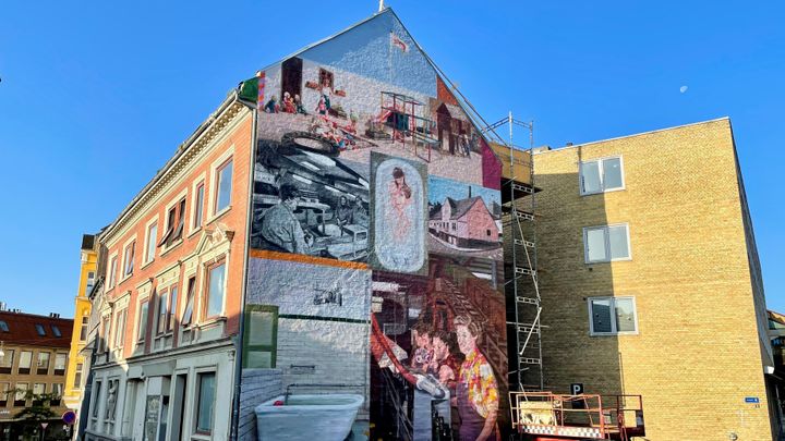 Gavlmaleriet på Thorsgade i Randers C som blev opført i sommeren 2025. Nu søger kommunen en forstad, der har lyst til at få sit eget gavlmaleri .