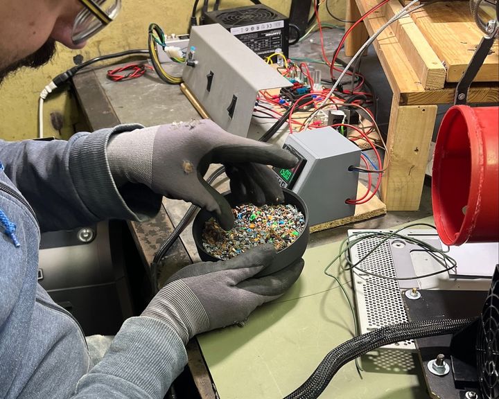 Granuleret plast er et af de materialer, eleverne får fingrene i, når de eksperimenterer i det mobile laboratorium.