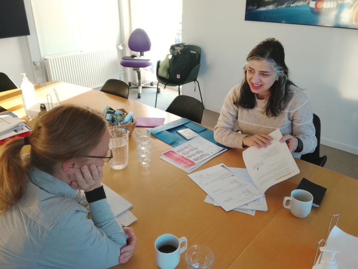 På Sprogcenter Randers præsenterer Fatemeh “Ellie” Aerabi ord, udtryk og oplevelser fra arbejdsdagen på regionshospitalet, som er med til at danne grundlag for Ellies sprogundervisning.