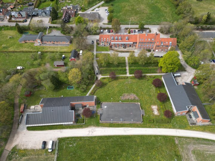 Trekløverskolen, aflastningstilbuddet Spiren og botilbuddet Udsigten ligger samlet på Støvringgårdvej i Mellerup – med fysisk nærhed, der gør det naturligt at dele faciliteter på tværs.