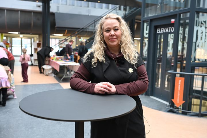 Borgmester Rosa Lykke Yde står ved et rundt højbord på Randers Bibliotek