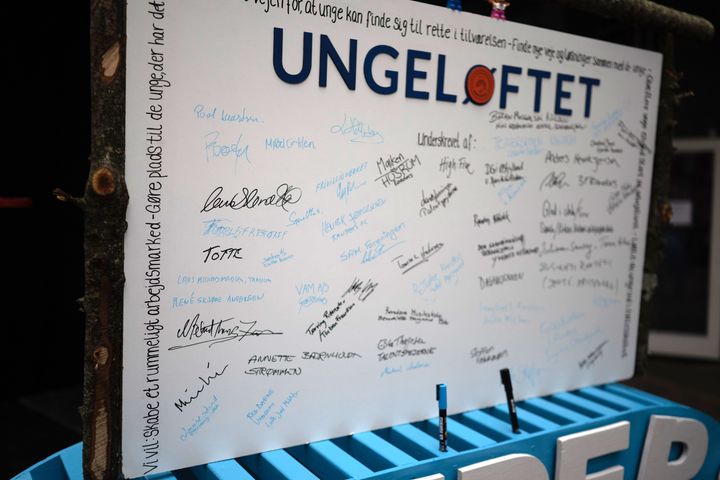 Ungeløftet blev sparket i gang på et møde i Underværket, hvor 50 lokale aktører skrev under på løftevæggen.