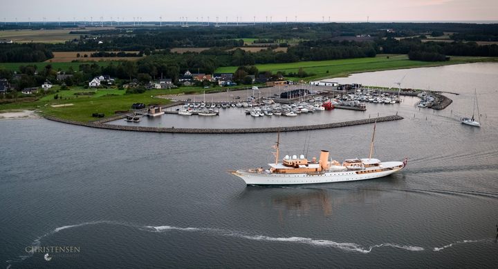 25. maj er det igen muligt at opleve Kongeskibet Dannebrog  i Randers Fjord, som her ved Udbyhøj Lystbådehavn i 2023.