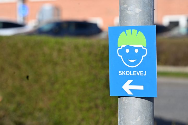 Skilt med skolevej og pil i retning mod skolen