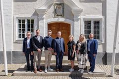 Fra venstre: Kommunaldirektør i Randers Kommune, Jesper Kaas Schmidt, kommunaldirektør i Ålesund, Jon Steven Hasseldal, borgmester i Ålesund, Håkon Lykkebø, byrådsformand i Lahti, Pekka Komu, stadsdirektør i Västerås, Helene Öhrling, borgmester i Randers Kommune, Rosa Lykke Yde, borgmester i Lahti, Niko Kyynäräinen.