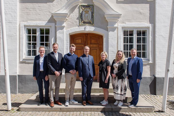 Fra venstre: Kommunaldirektør i Randers Kommune, Jesper Kaas Schmidt, kommunaldirektør i Ålesund, Jon Steven Hasseldal, borgmester i Ålesund, Håkon Lykkebø, byrådsformand i Lahti, Pekka Komu, stadsdirektør i Västerås, Helene Öhrling, borgmester i Randers Kommune, Rosa Lykke Yde, borgmester i Lahti, Niko Kyynäräinen.