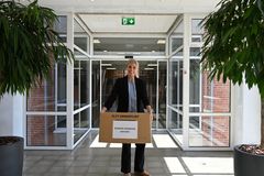 Tina Mariager, erhvervsdirektør, løfter den første flyttekasse.