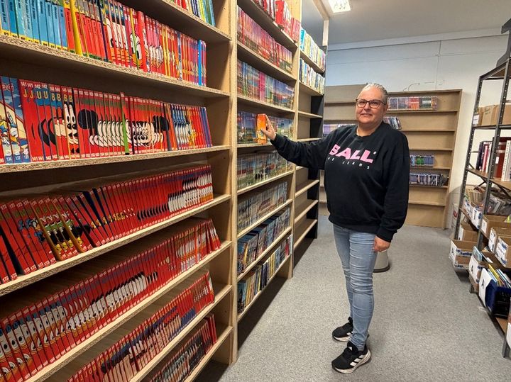 Hanne Larsen, indehaver af Læsehesten, er rykket ind i de nye lokaler på Gl. Hadsundvej, hvor hylderne nu er fyldt med bøger og tegneserier til virksomhedens webshop.