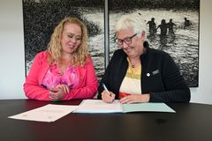 Rosa Lykke Yde og Hanne Rasmussen underskriver beredskabsaftale.