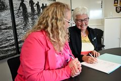 Rosa Lykke Yde og Hanne Rasmussen underskriver beredskabsaftale.
