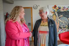Rosa Lykke Yde og Hanne Rasmussen giver hånd.